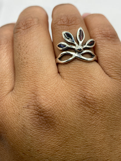 Anillo sobre fondo neutro mostrando el Quinto .925 y el diseño completo