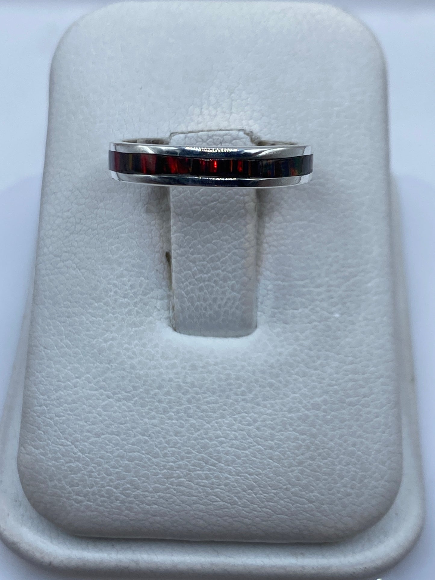 Anillo de plata .950 con ópalo de fuego multicolor engastado a mano, vista frontal