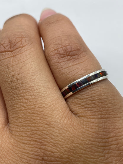 Anillo en el dedo mostrando la ligereza y brillo del ópalo multicolor