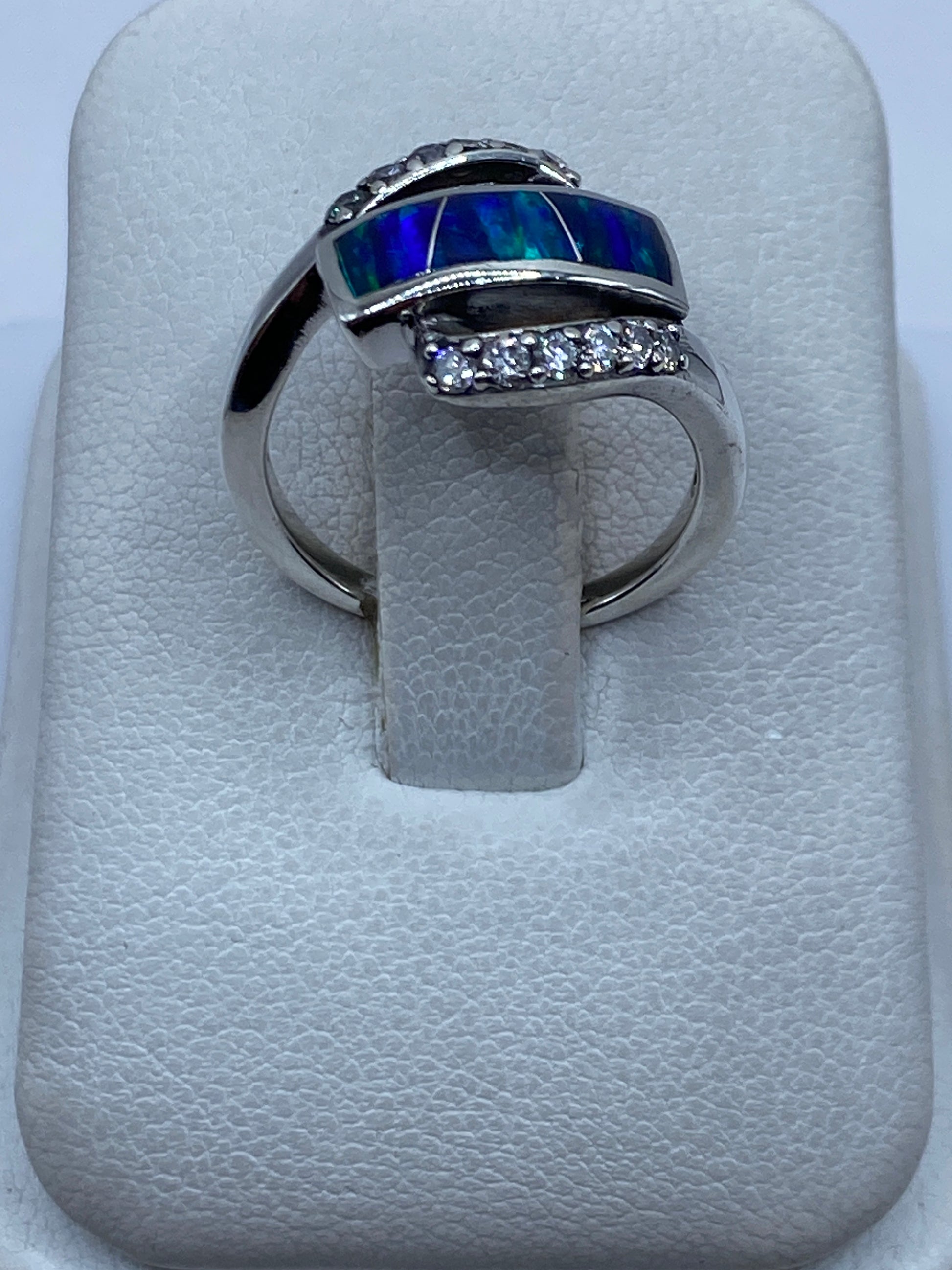 Anillo de plata .925 con ópalo de fuego azul engastado a mano, vista frontal