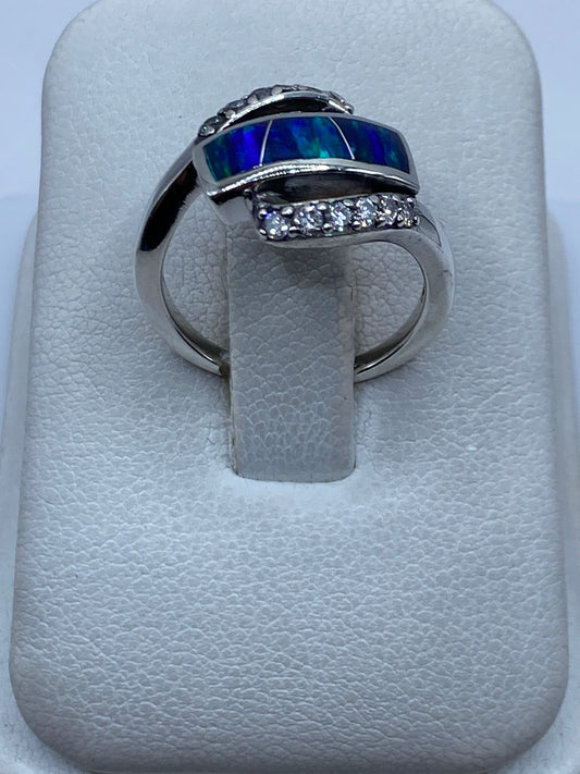 Anillo de plata .925 con ópalo de fuego azul engastado a mano, vista frontal