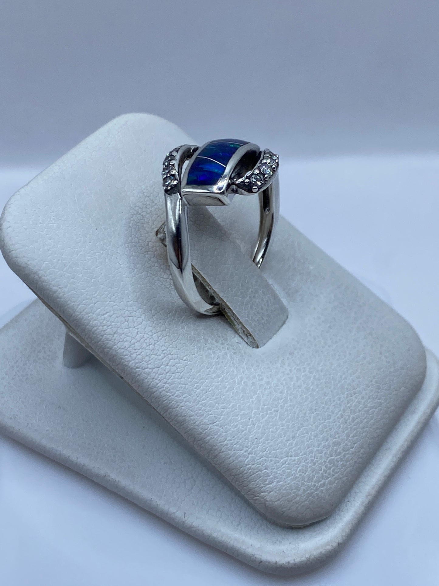 Detalle del engaste a mano de la piedra azul en plata de Taxco