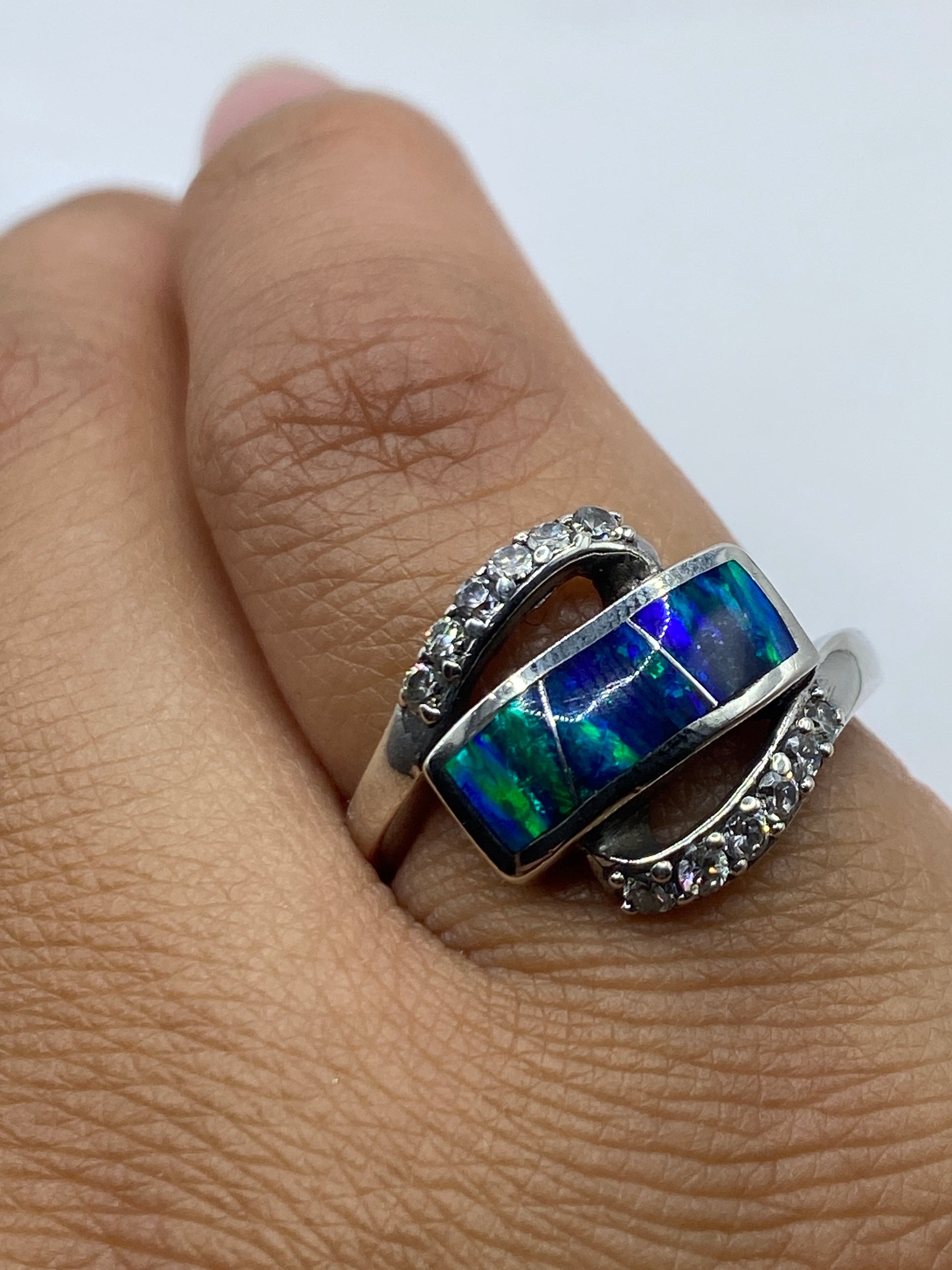 Anillo sobre fondo blanco mostrando el Quinto .925 y la incrustación visible