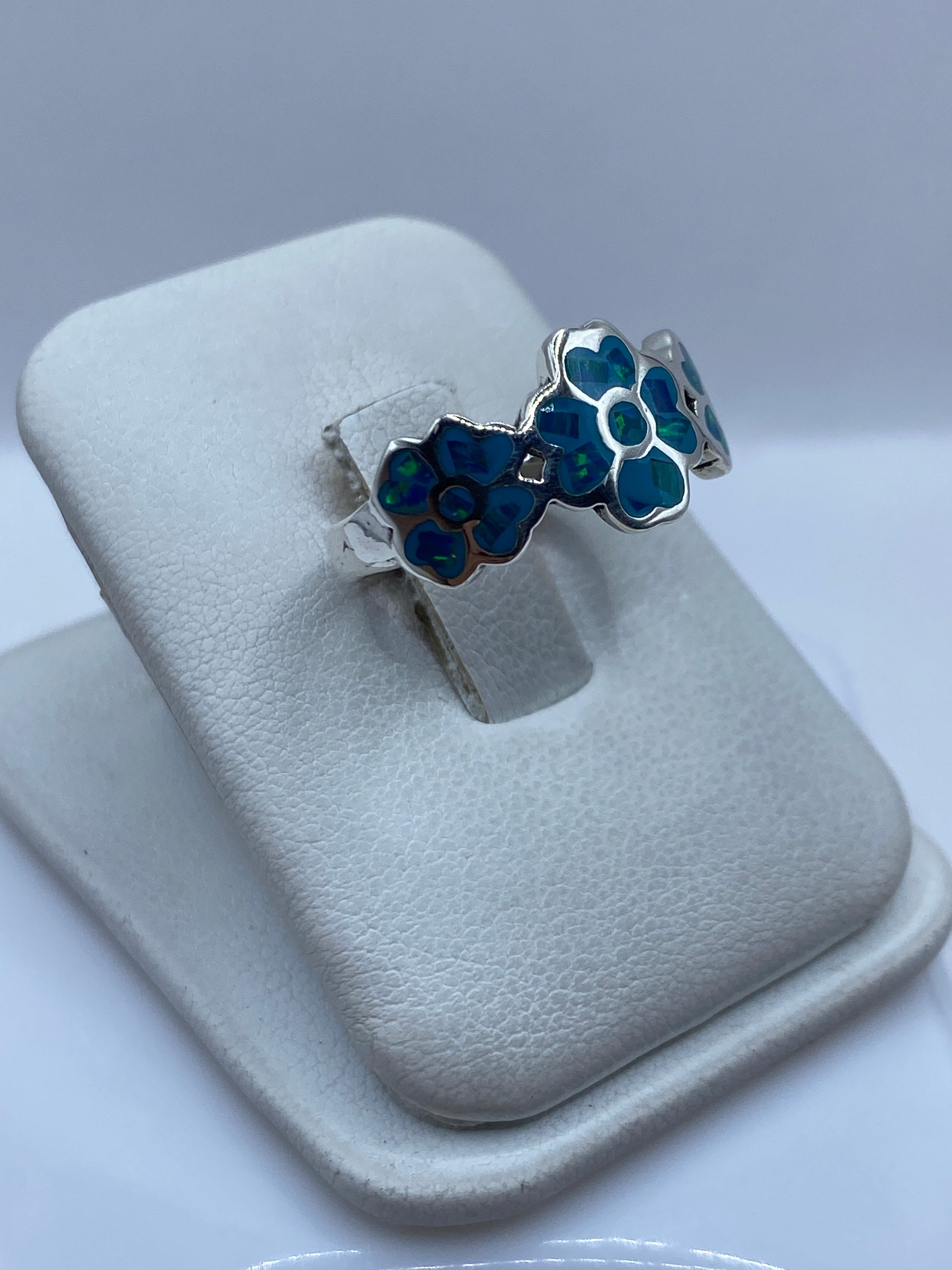 Detalle del engaste de ópalo de fuego en azul verdoso brillante