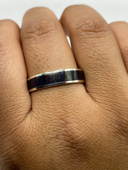 Anillo sobre fondo neutro mostrando el Quinto .950 grabado en el interior