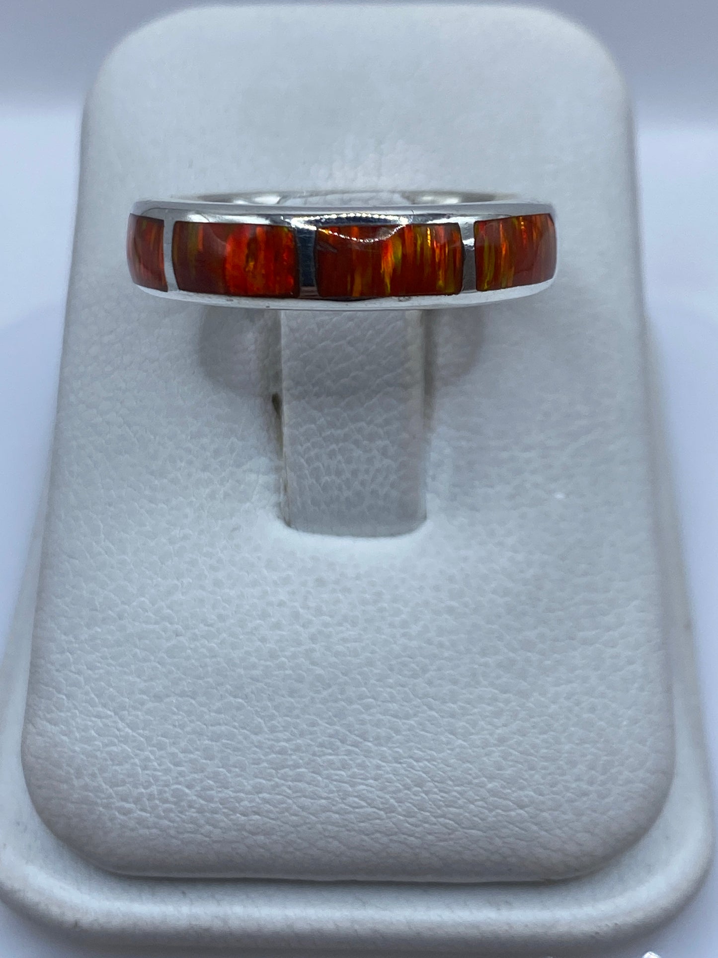 Anillo de plata .950 con ópalo de fuego naranja visto de frente en estuche blanco