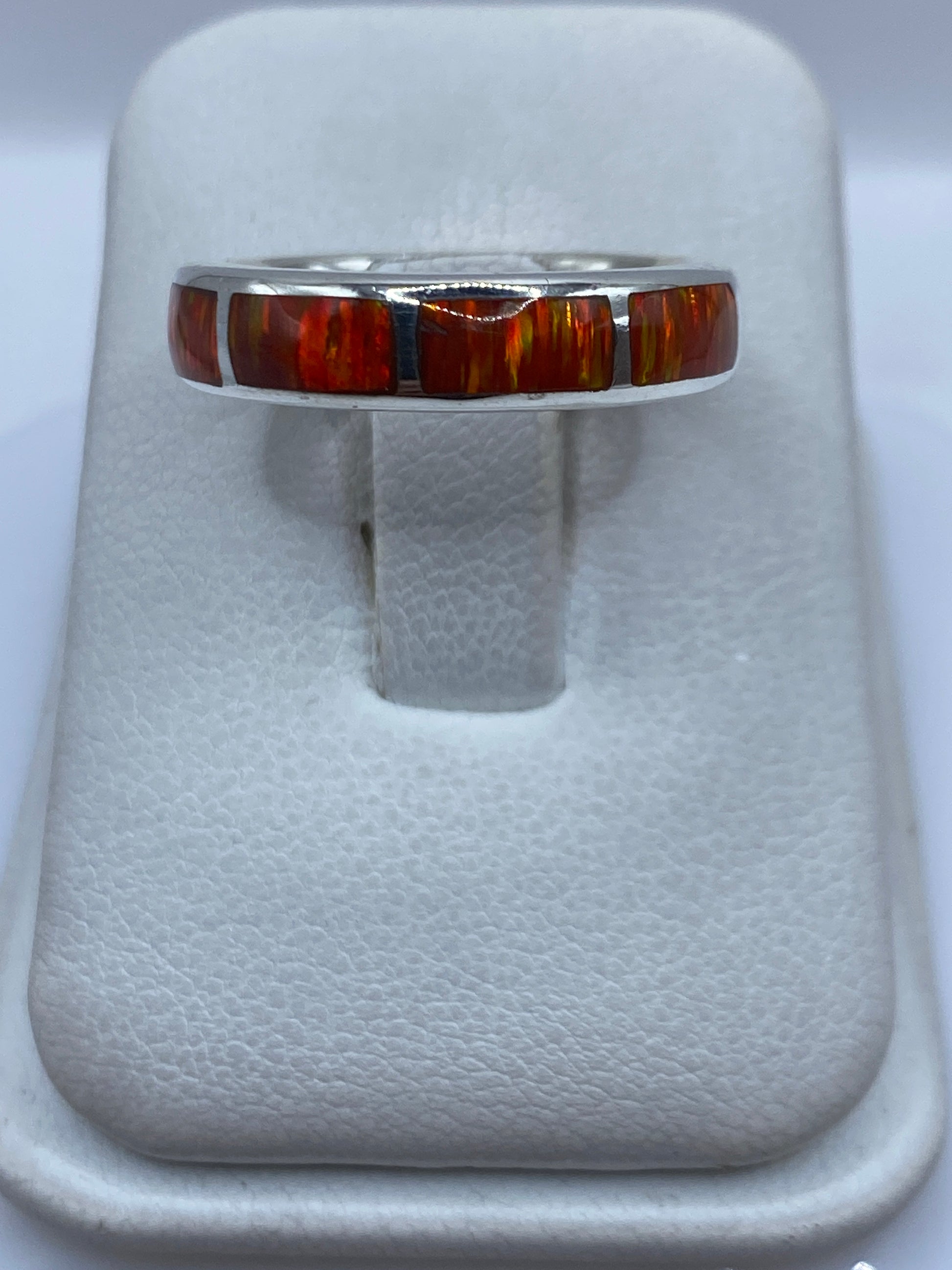 Anillo de plata .950 con ópalo de fuego naranja visto de frente en estuche blanco