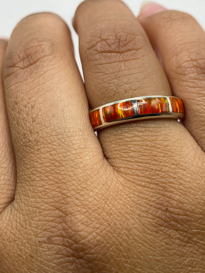 Anillo sobre fondo blanco mostrando el Quinto .950 y el acabado pulido