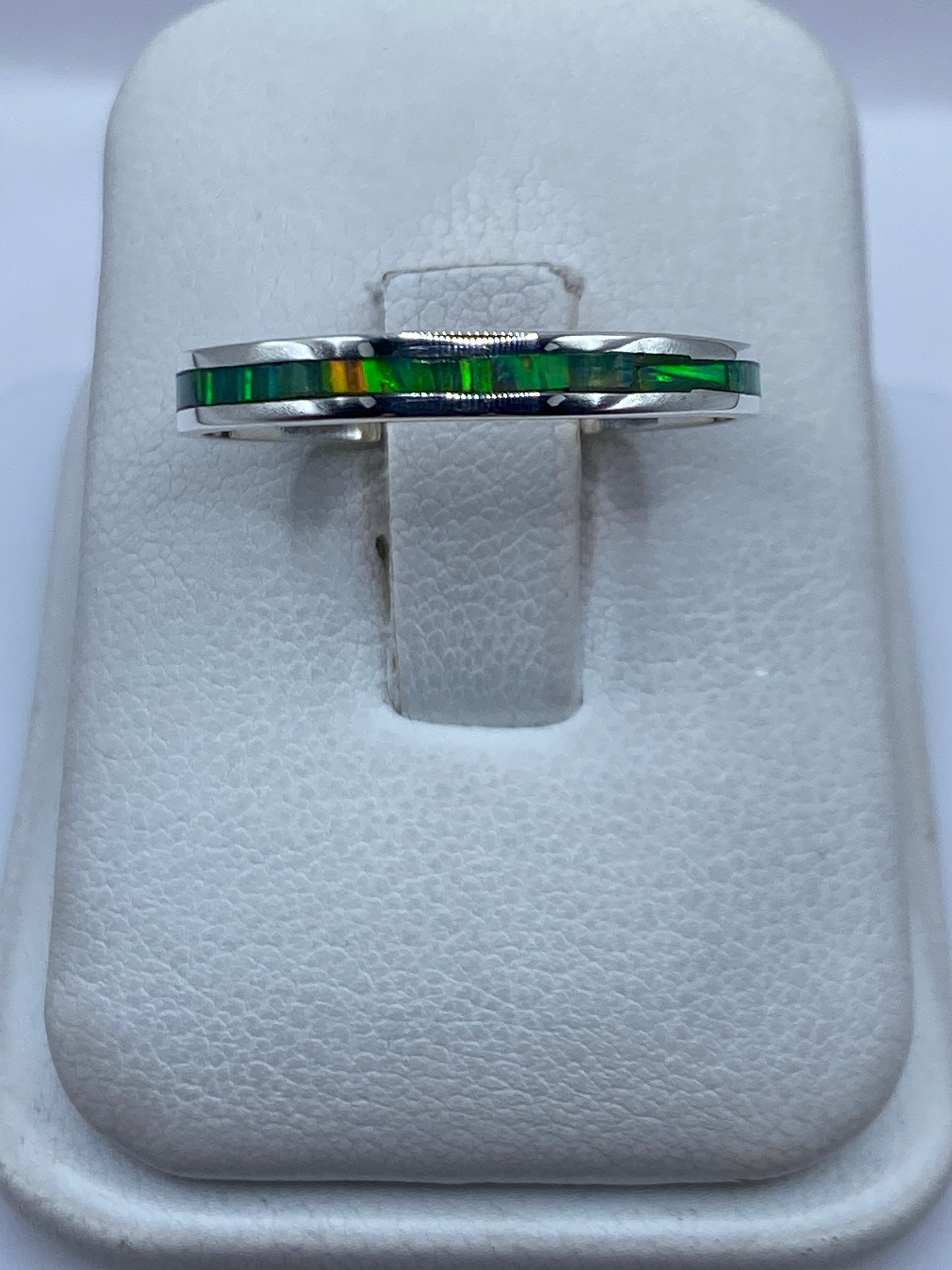 Anillo de plata .950 con ópalo de fuego verde limón, vista frontal en estuche blanco