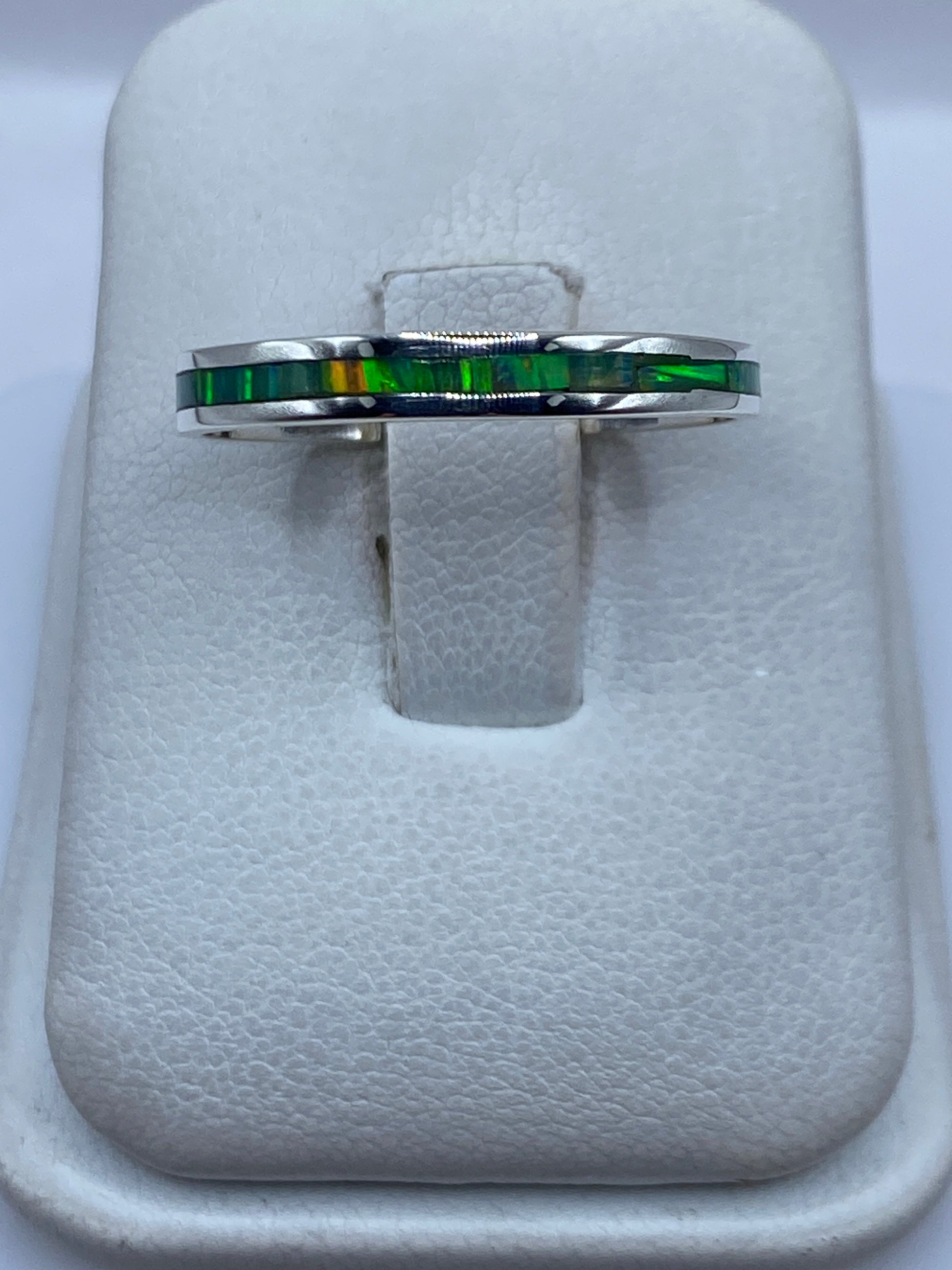 Anillo de plata .950 con ópalo de fuego verde limón, vista frontal en estuche blanco