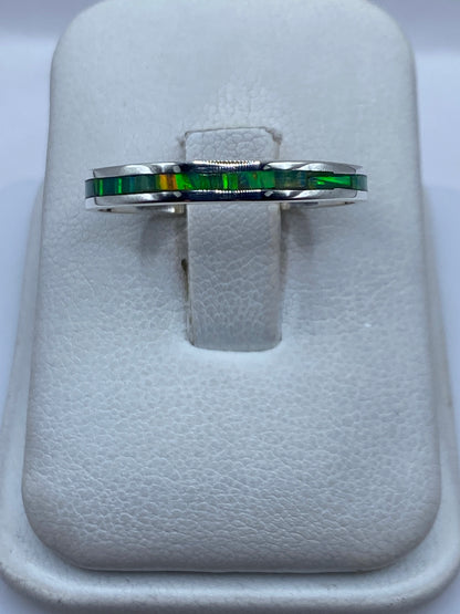Anillo de plata .950 con ópalo de fuego verde limón, vista frontal en estuche blanco