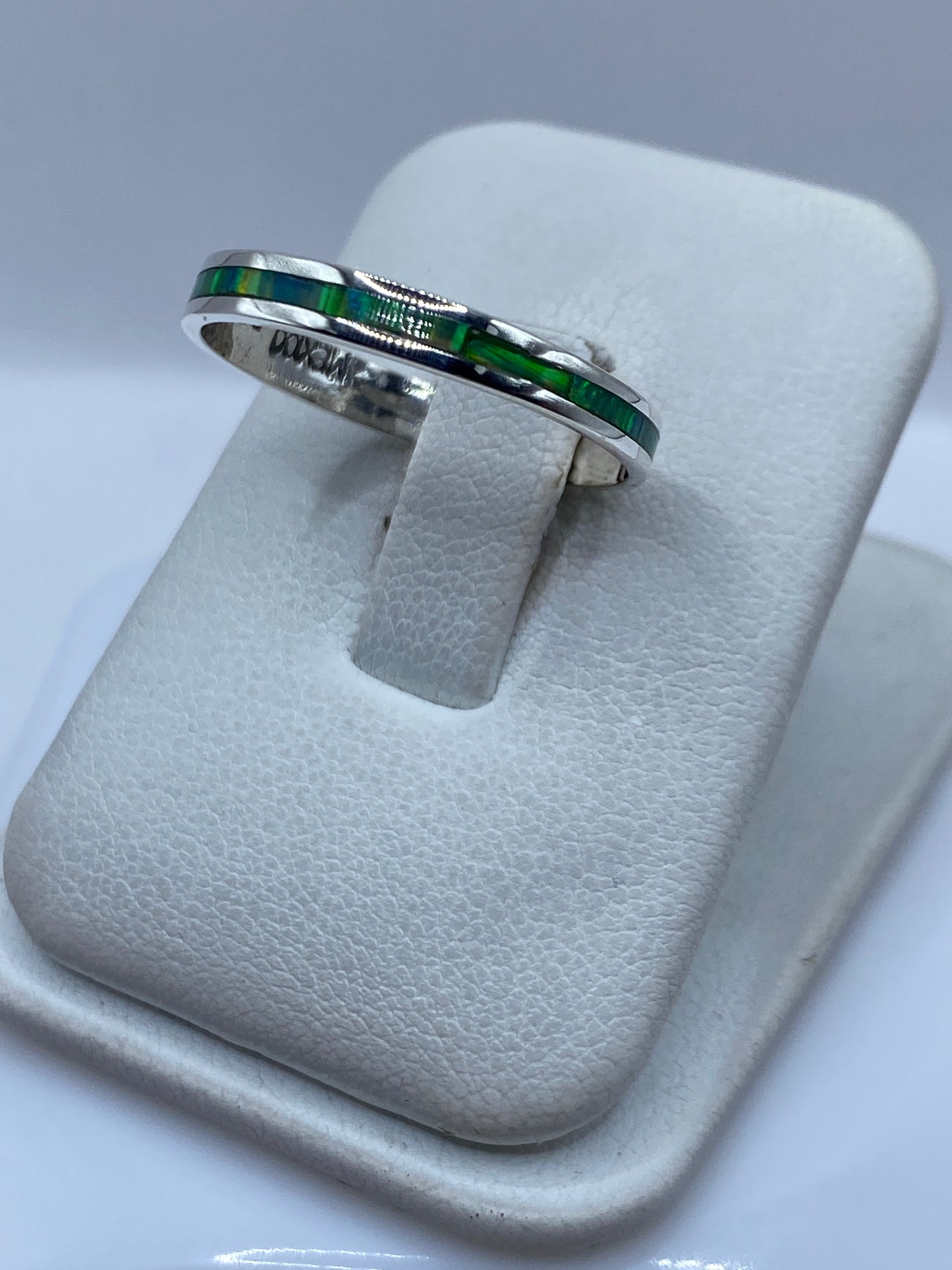 Detalle del engaste a mano del ópalo de fuego en plata .950