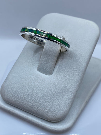 Detalle del engaste a mano del ópalo de fuego en plata .950