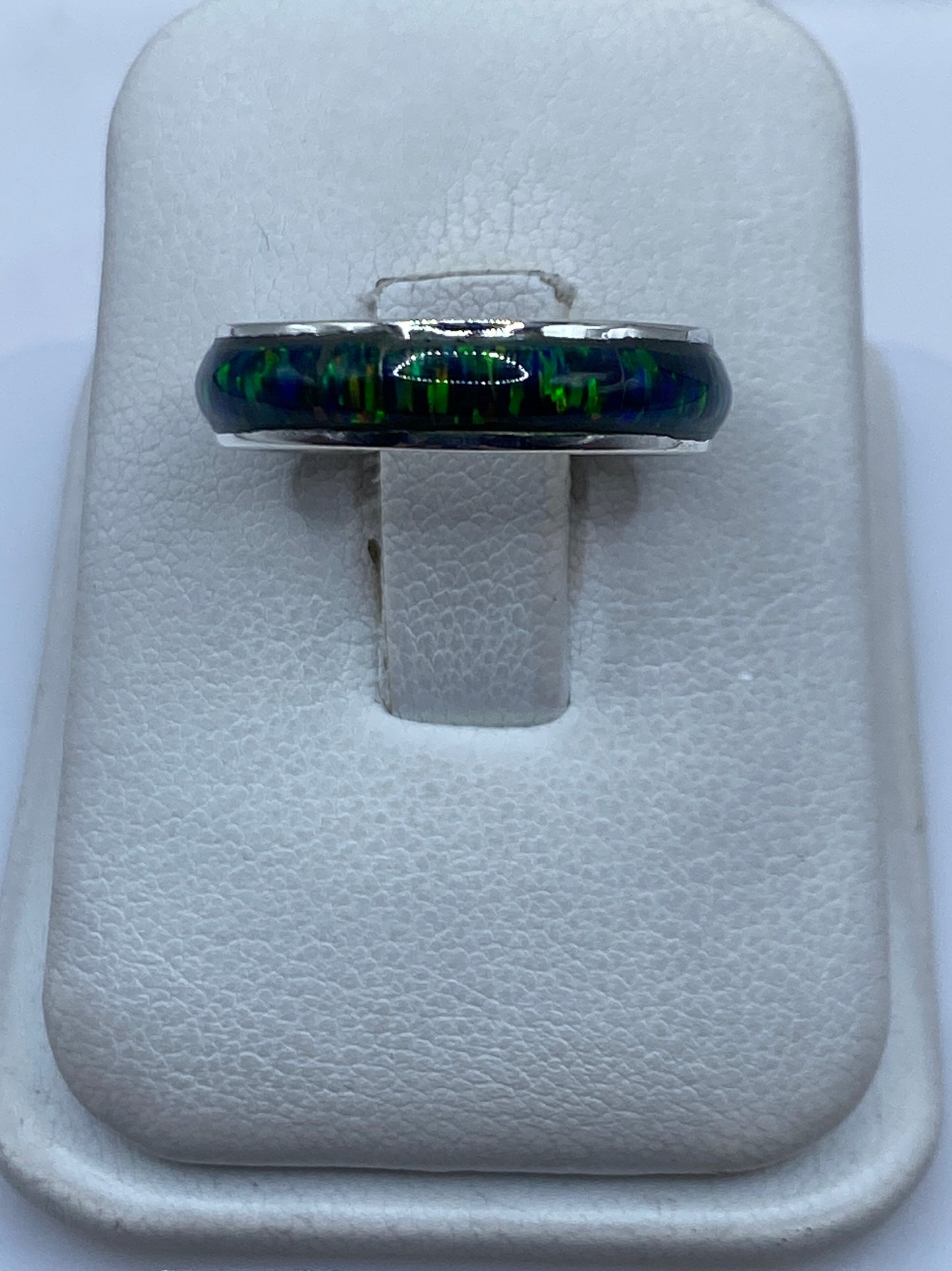Anillo de plata .950 con ópalo de fuego multicolor en estuche blanco