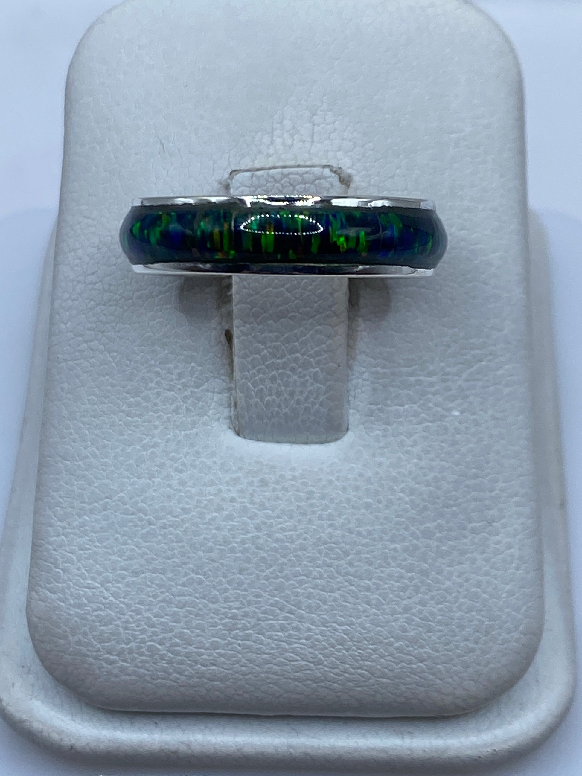 Anillo de plata .950 con ópalo de fuego multicolor en estuche blanco