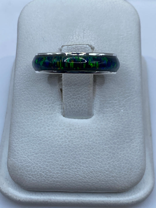 Anillo de plata .950 con ópalo de fuego multicolor en estuche blanco