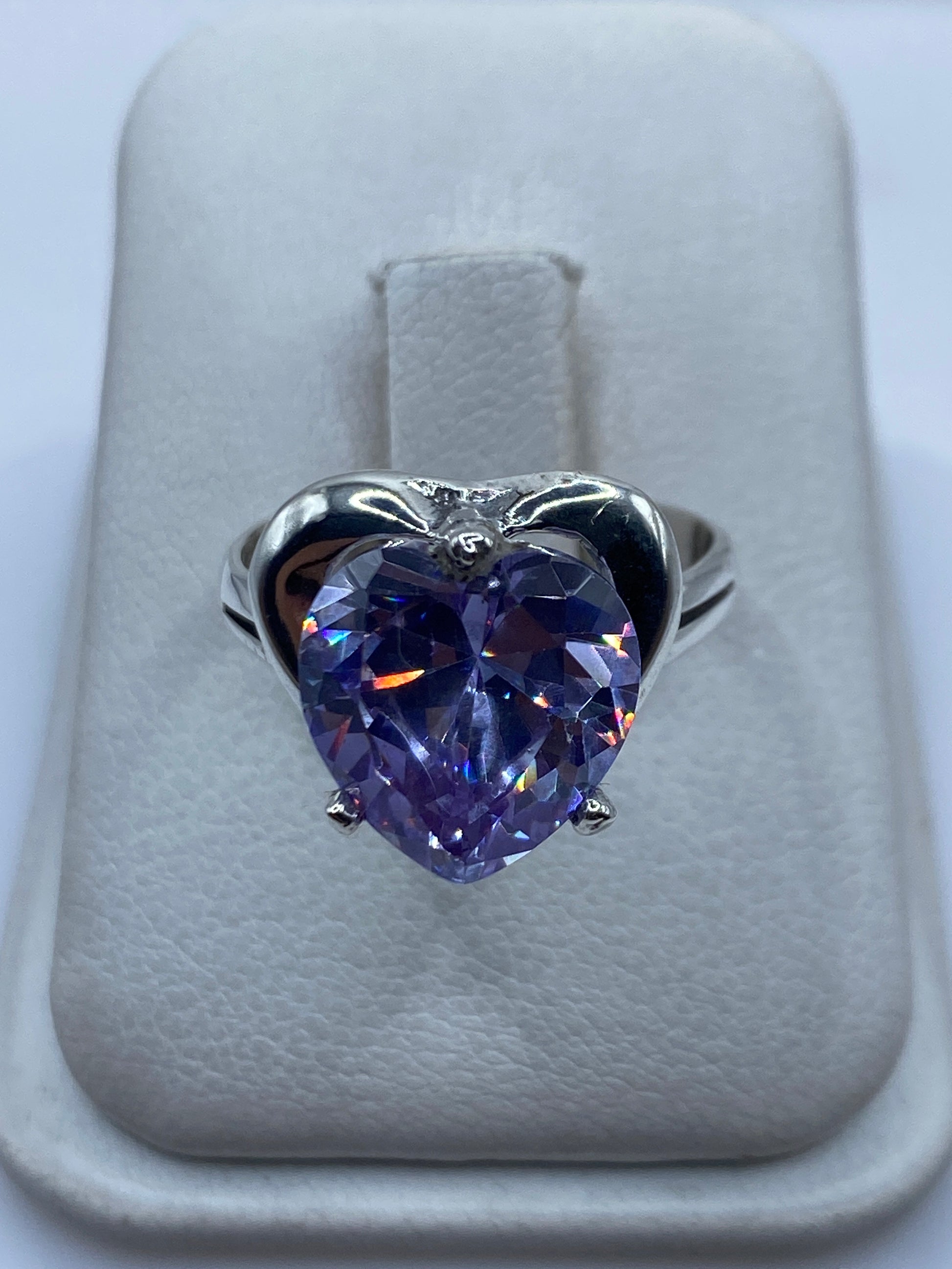 Anillo de plata .925 con circonia lavanda en forma de corazón, vista frontal