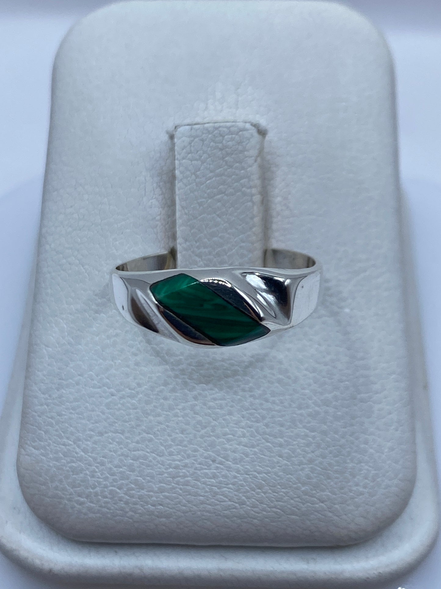 Anillo de plata .925 con malaquita verde en estuche blanco, vista frontal
