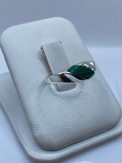 Detalle del engaste de malaquita verde en plata de Taxco, lateral