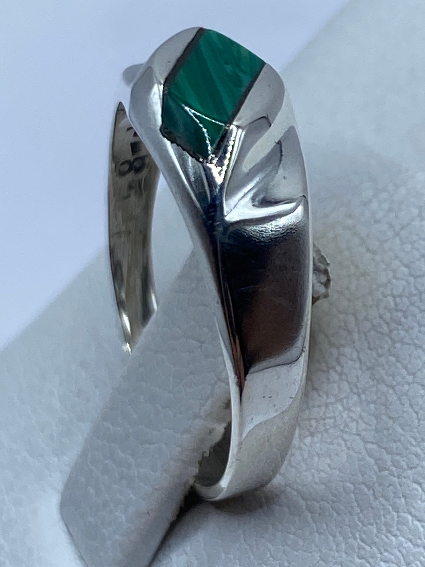 Anillo en dedo mostrando el color verde profundo de la malaquita