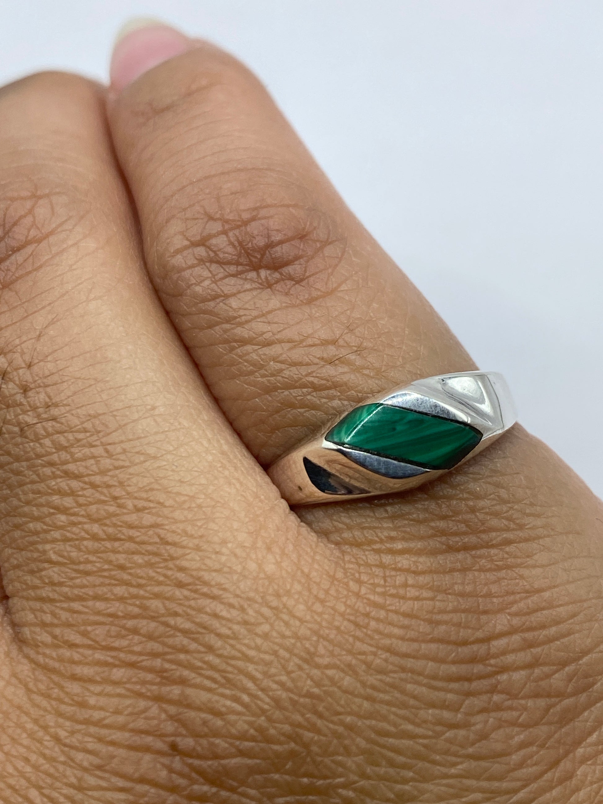 Anillo sobre fondo blanco mostrando marca .925 en el interior