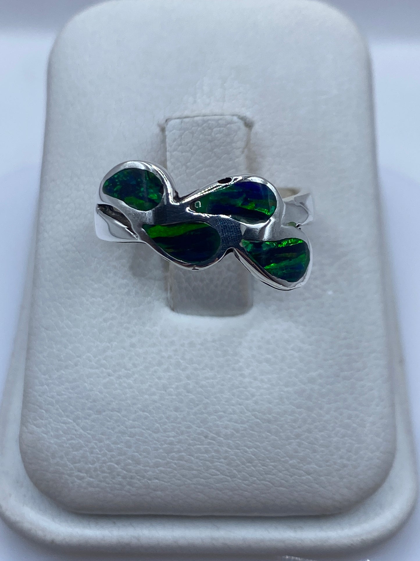 Anillo de plata .925 con ópalo de fuego azul engastado visto desde arriba