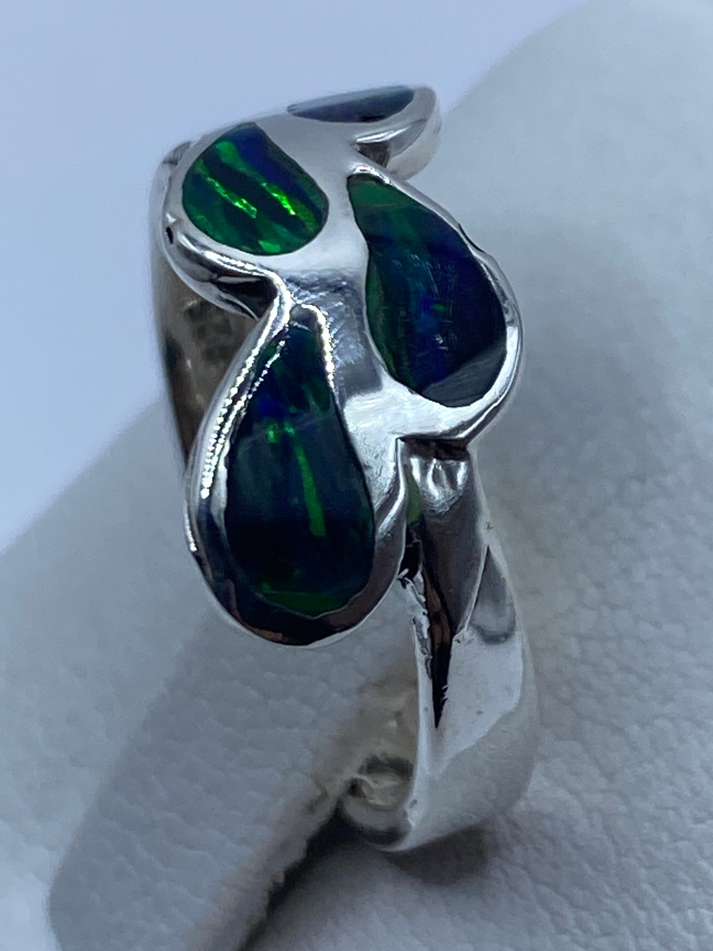Detalle macro del ópalo de fuego con sus destellos azules y verdes