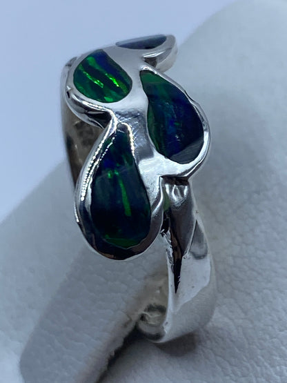 Detalle macro del ópalo de fuego con sus destellos azules y verdes