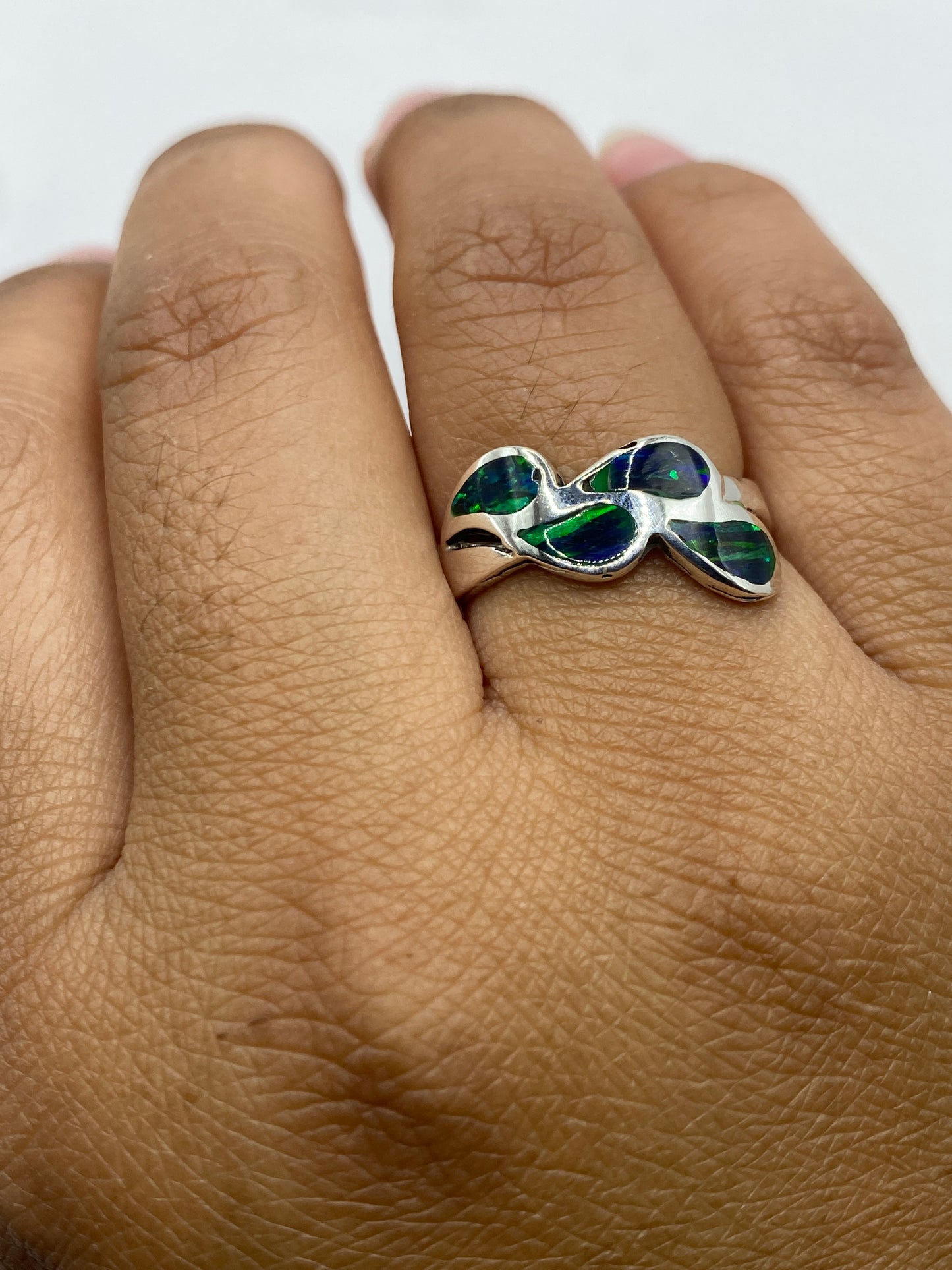 Anillo sobre fondo blanco mostrando el Quinto .925 en el interior