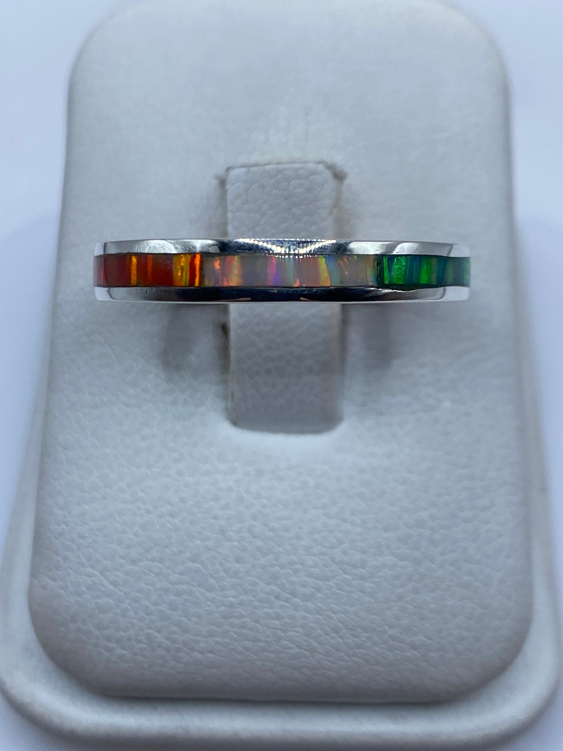 Anillo de plata .950 con ópalo de fuego multicolor sobre cojín blanco