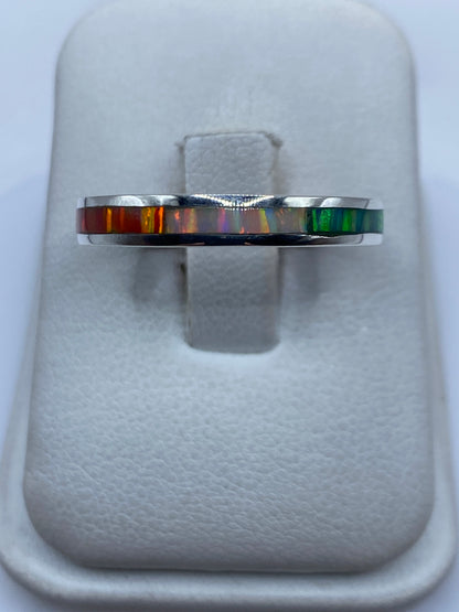 Anillo de plata .950 con ópalo de fuego multicolor sobre cojín blanco