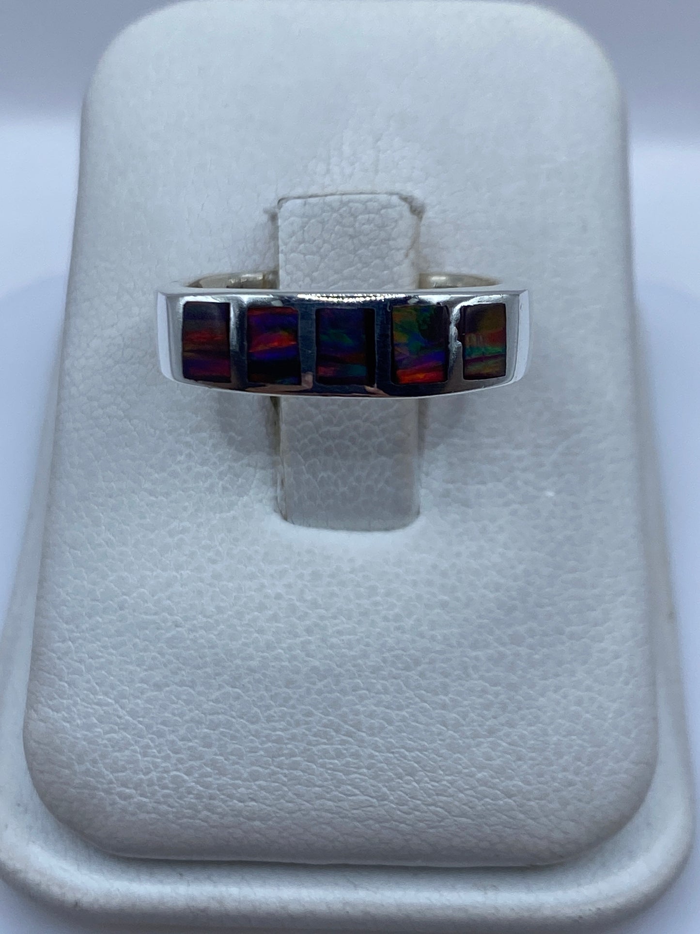 Anillo de plata .950 con ópalo de fuego multicolor mostrando bandas rojas y naranjas
