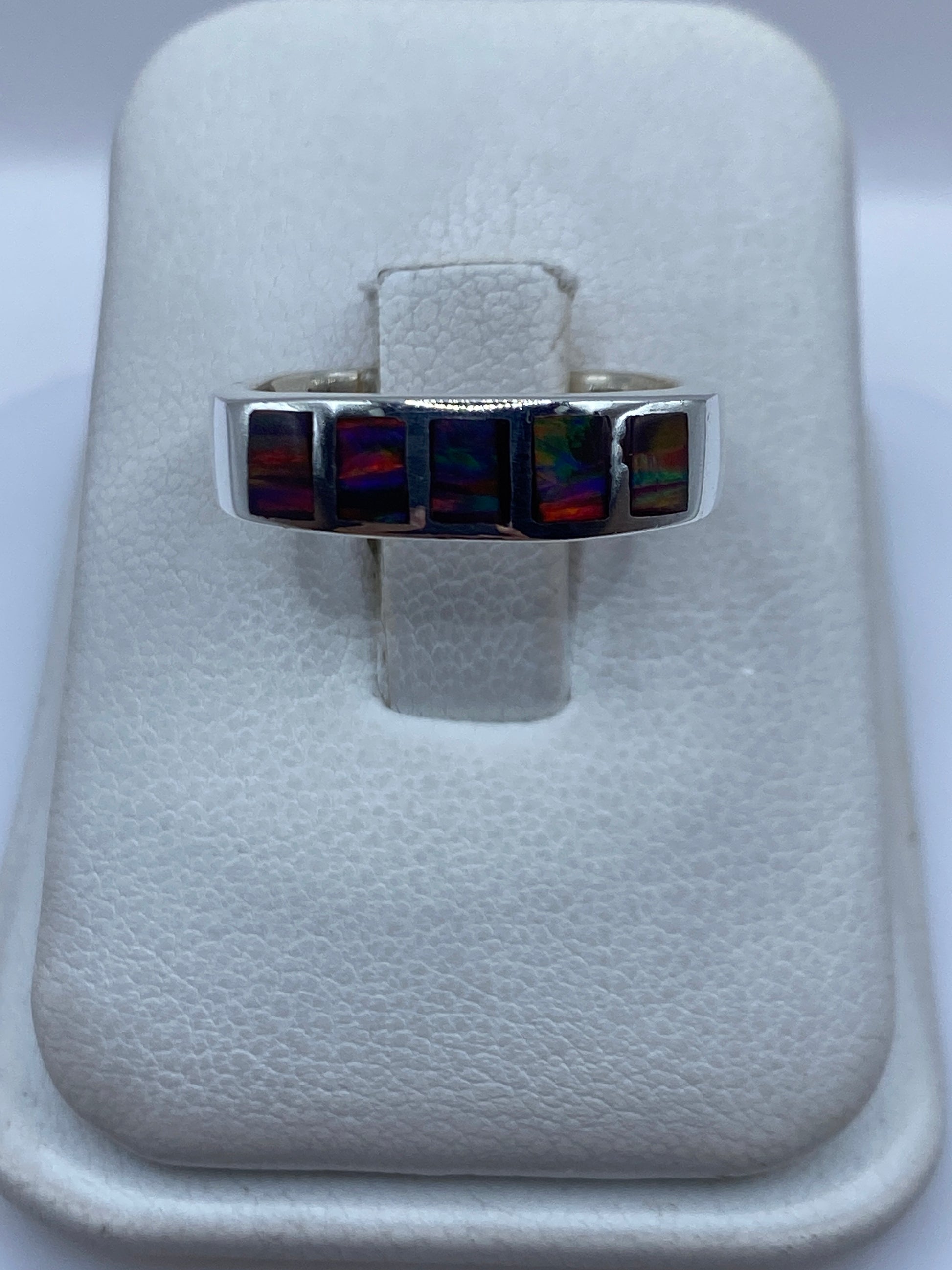 Anillo de plata .950 con ópalo de fuego multicolor mostrando bandas rojas y naranjas