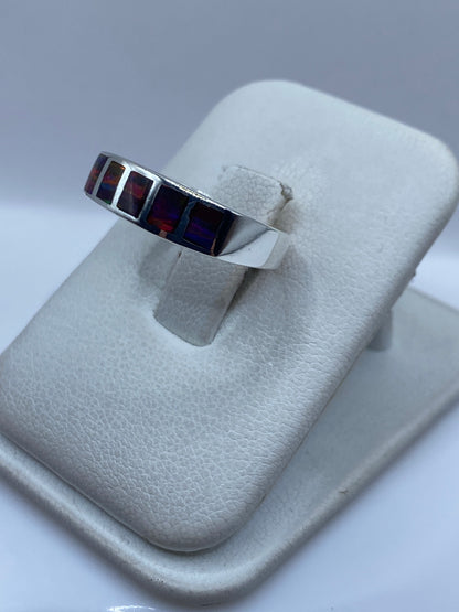 Vista frontal del anillo en plata .950 con engaste de piedra a mano, ópalo de fuego brillante