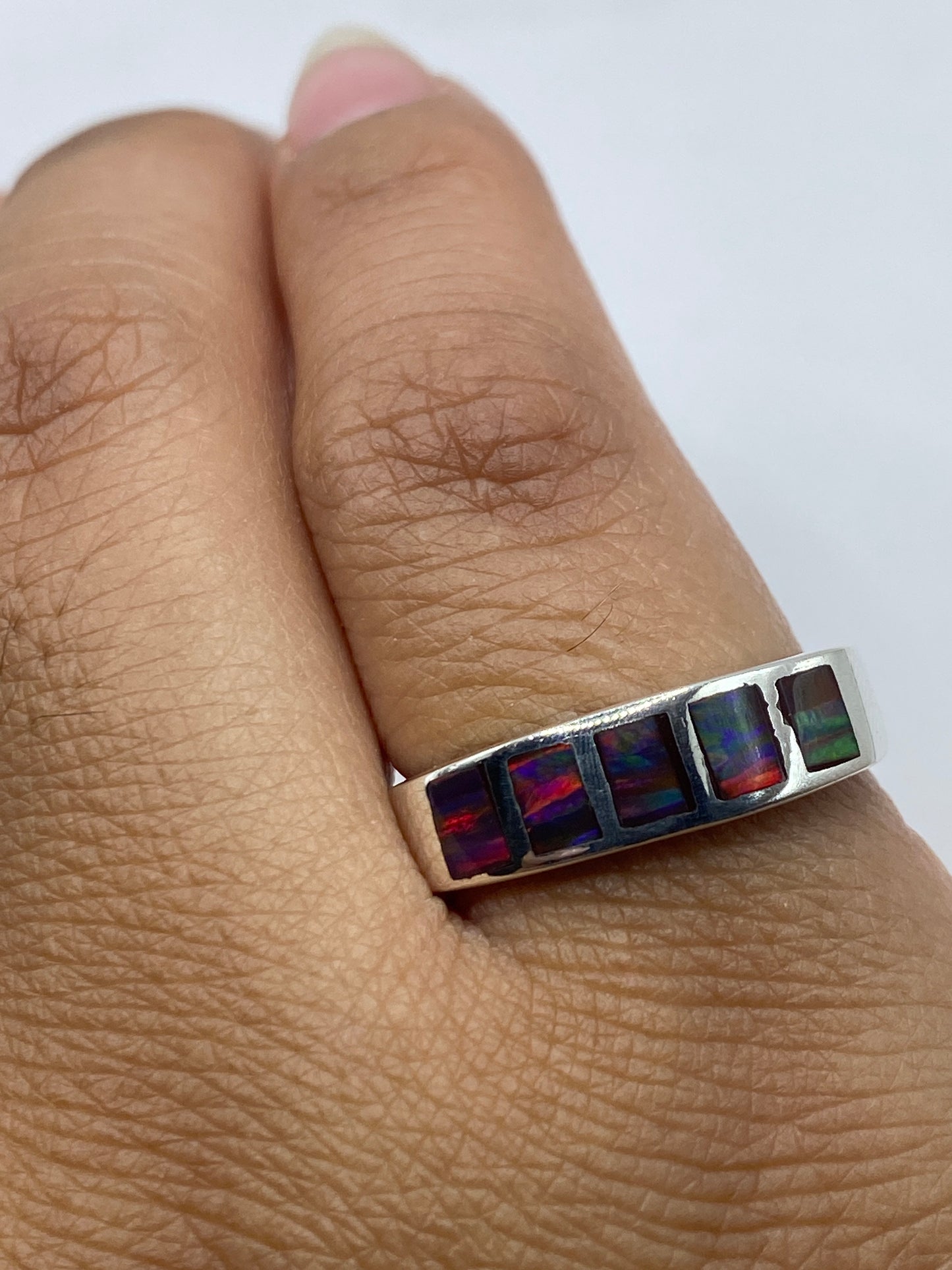 Anillo de plata .950 sobre fondo blanco con marca Quinto visible en el interior