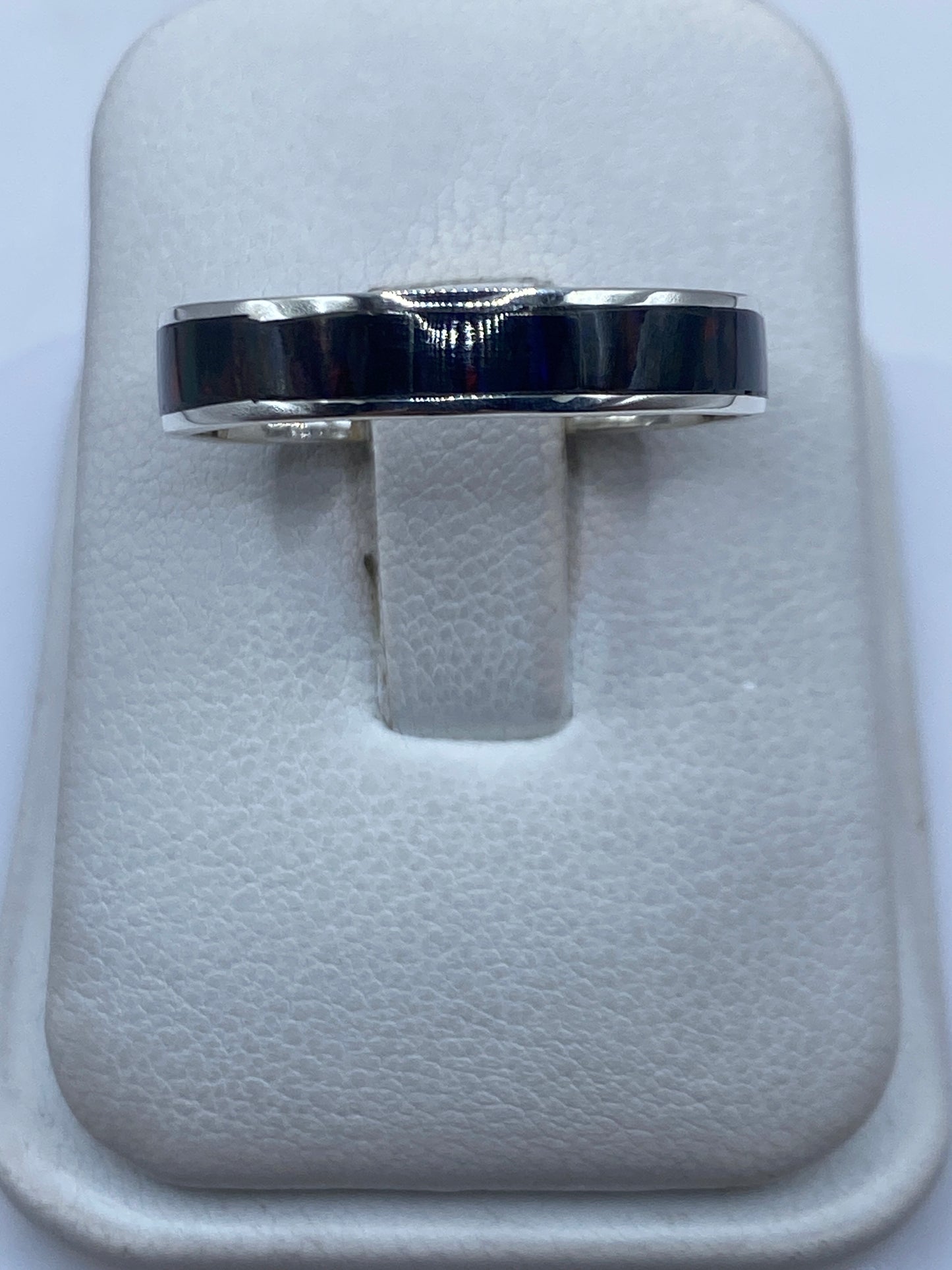 Anillo de plata .950 con ópalo de fuego multicolor en estuche blanco