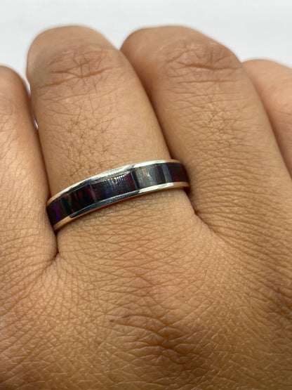 Anillo en dedo mostrando el juego de colores del ópalo de fuego en luz natural