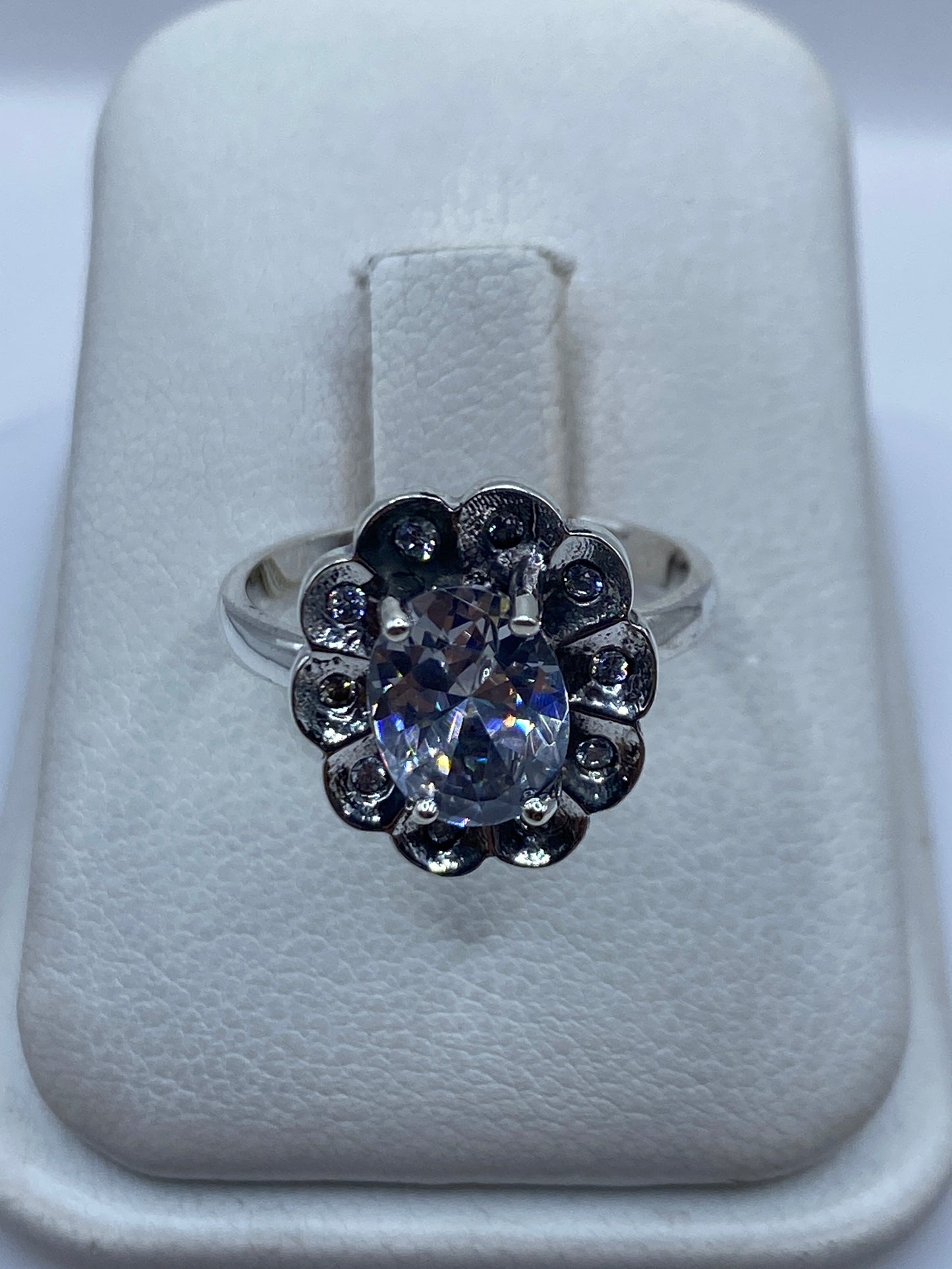 Anillo de plata solitario con circonia cristalina en talla facetada, sobre estuche blanco
