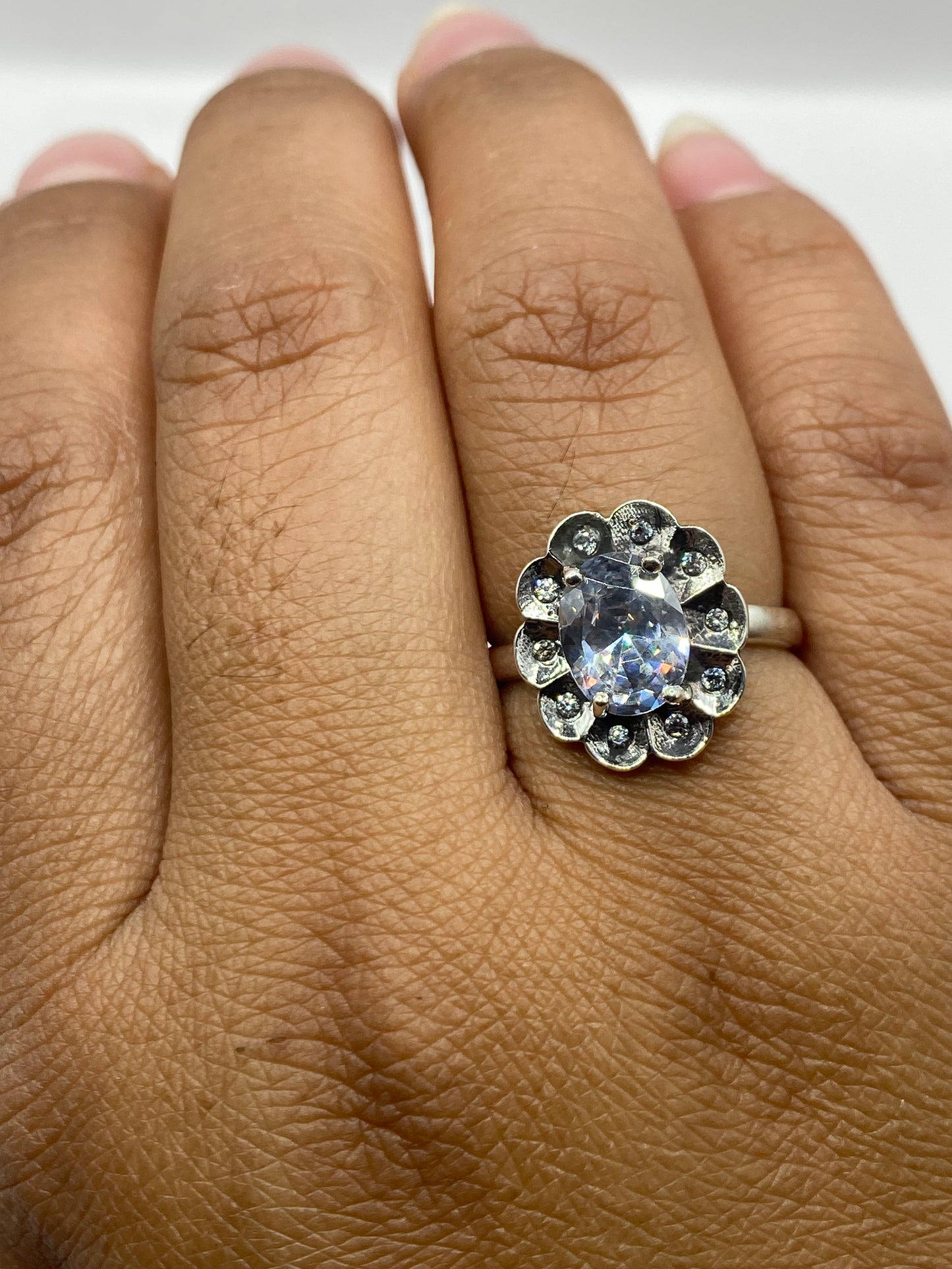 Anillo en la mano, mostrando cómo brilla la piedra con luz natural