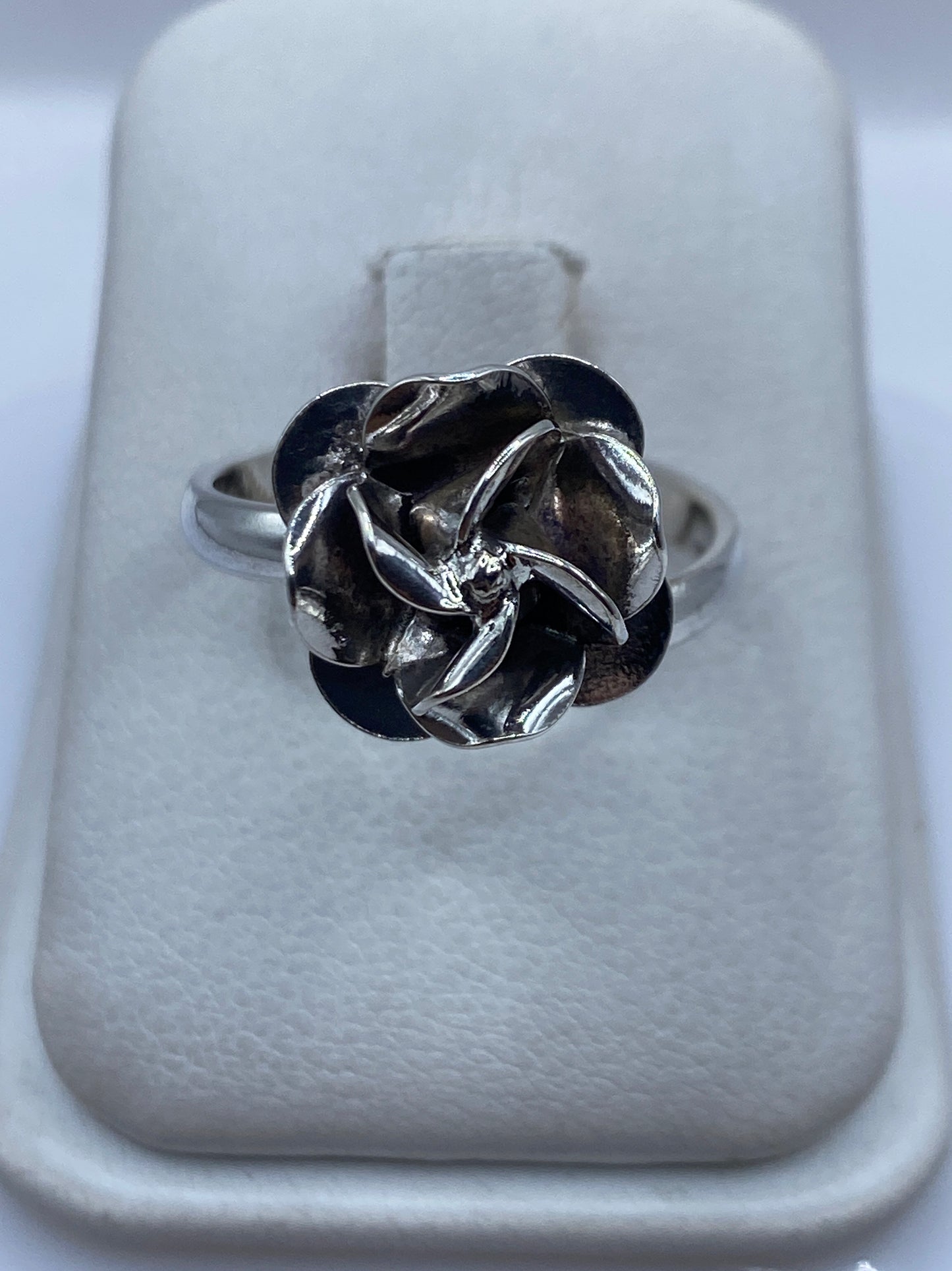 Anillo floral de plata .925 ajustable con pétalos en relieve sobre estuche blanco