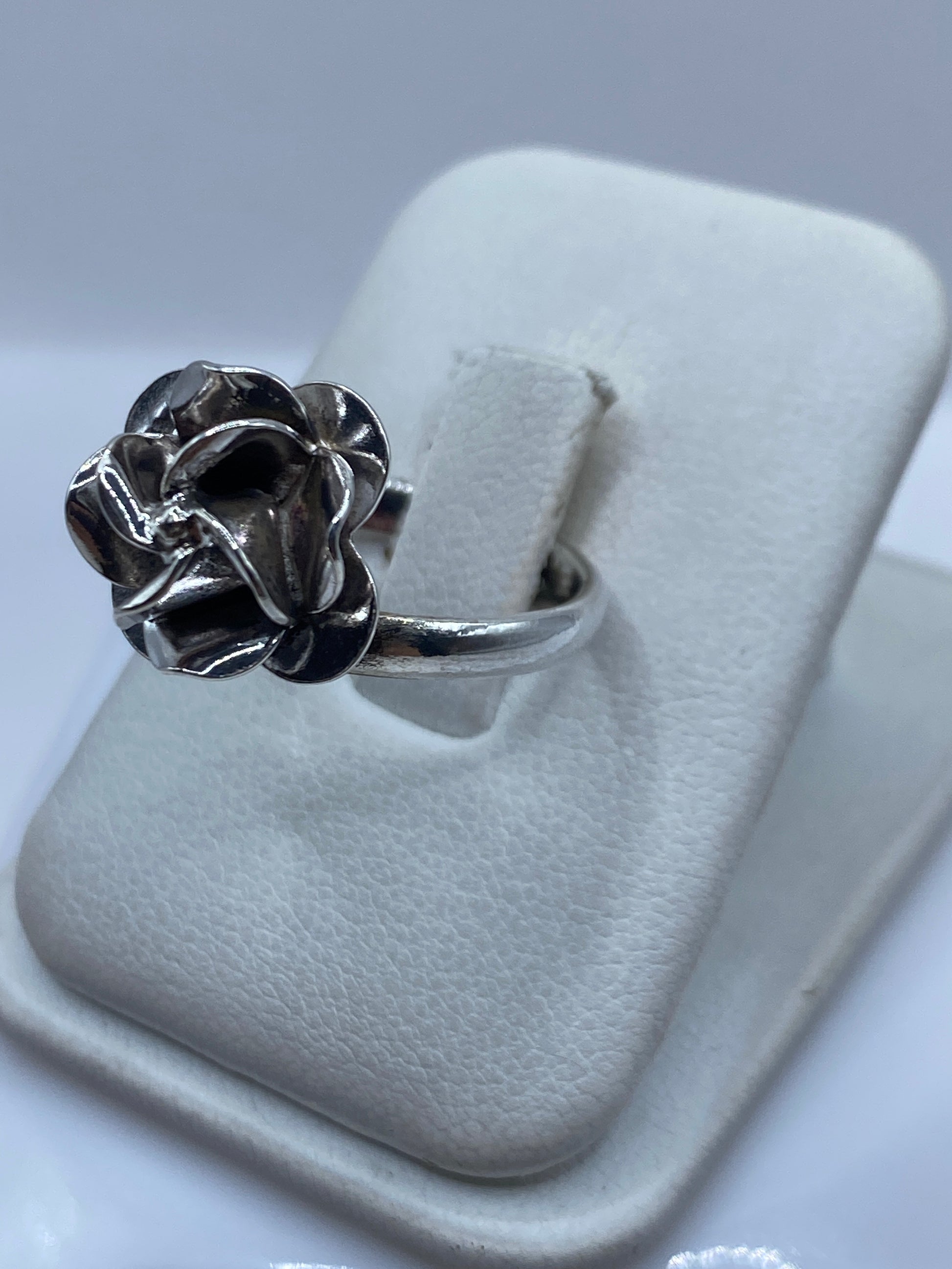 Vista lateral del anillo floral moldeado mostrando el volumen 3D de los pétalos