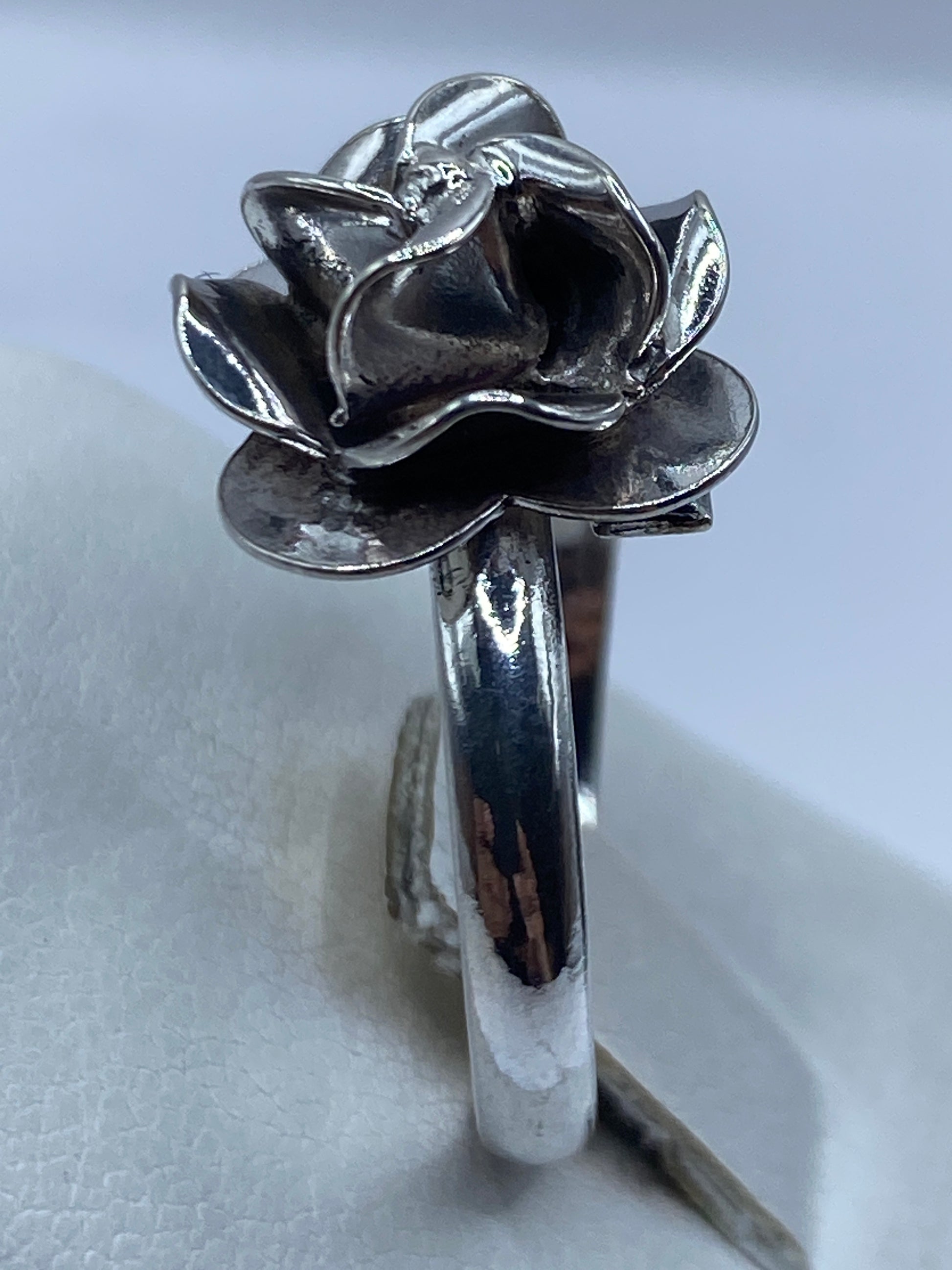 Detalle de la flor de plata con acabado pulido y satinado en contraste