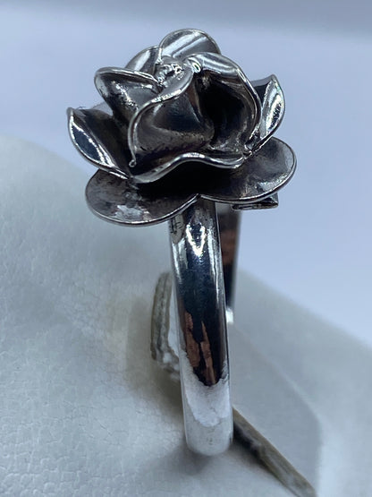 Detalle de la flor de plata con acabado pulido y satinado en contraste