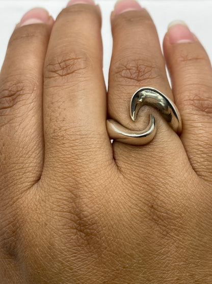 Anillo en balanza de precisión mostrando 9.8 gramos, con sello de ley 925 visible