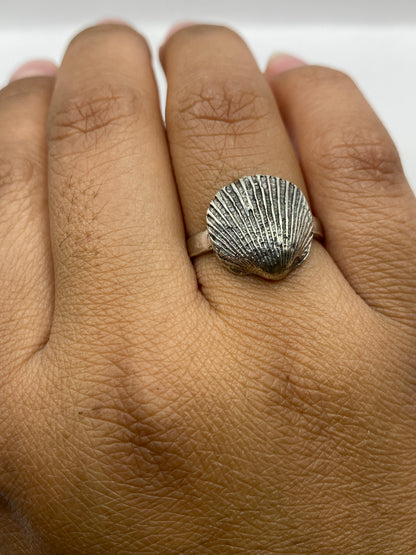 Anillo de plata .925 fundido en mano de mujer, talla 8