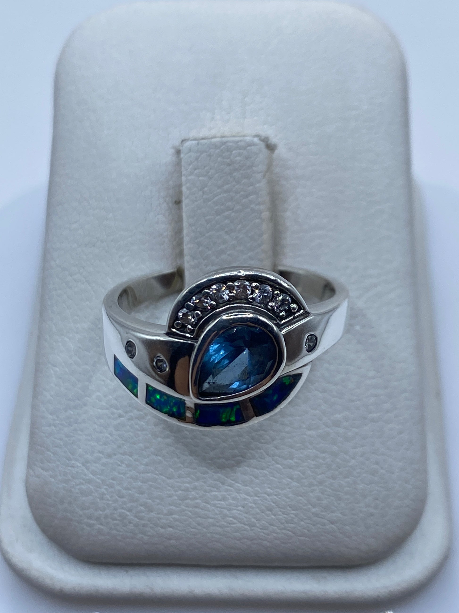 Anillo de plata con ópalo de fuego azul brillante en caja de regalo blanca