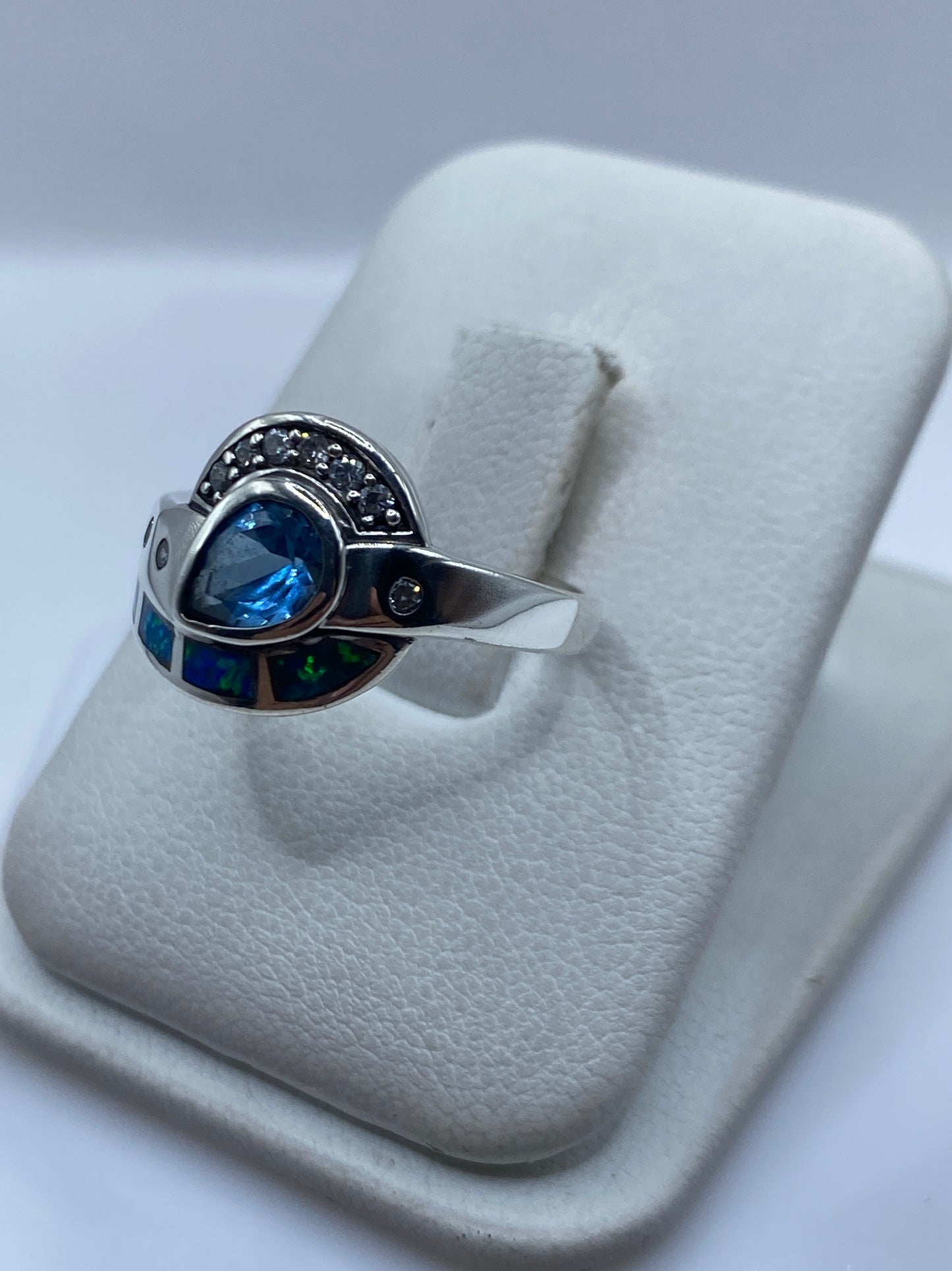Detalle lateral del anillo de plata .925 mostrando el engaste y el ópalo azul