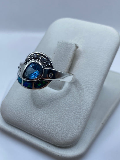 Detalle lateral del anillo de plata .925 mostrando el engaste y el ópalo azul