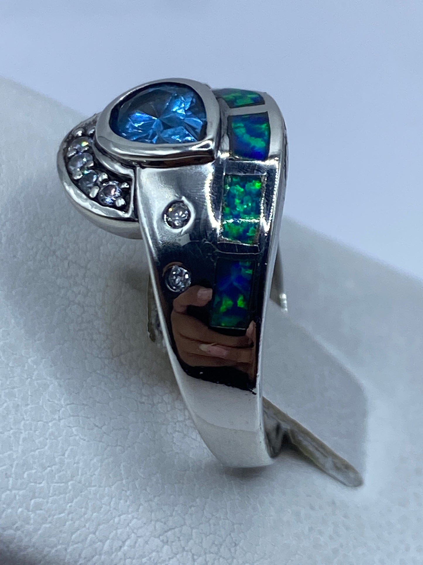 Ópalo de fuego azul en tonos profundos reflejando luz en el anillo