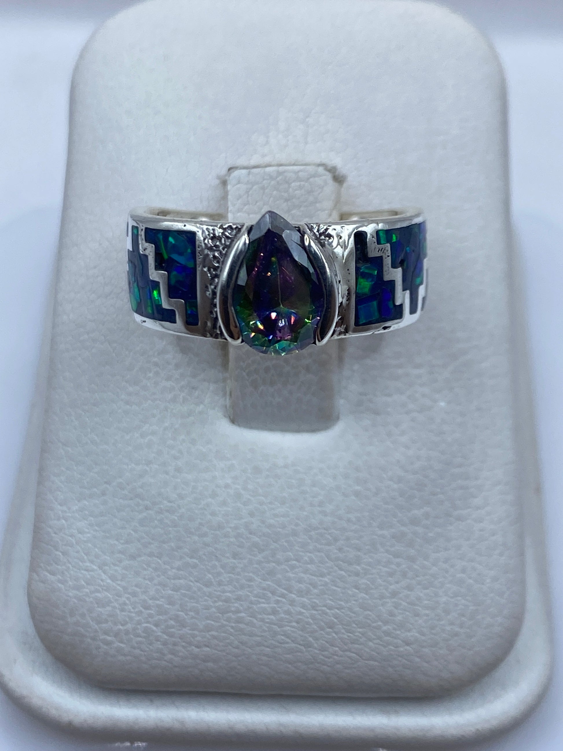 Anillo de plata .950 con ópalo de fuego azul brillante en dedo de mujer